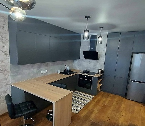 Красивые кухни в современном стиле Кухня в современном стиле — сочетание лаконичного дизайна и практичности. В больших помещениях модным решением становится добавление барной стойки.