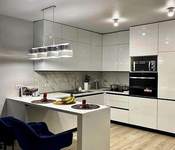 Купить кухню с барной стойкой в Новосибирске. Кухни с барной стойкой - это стильный и практичный элемент интерьера, который одновременно выполняет функцию мини-перегородки, стола, а иногда и рабочей поверхности.