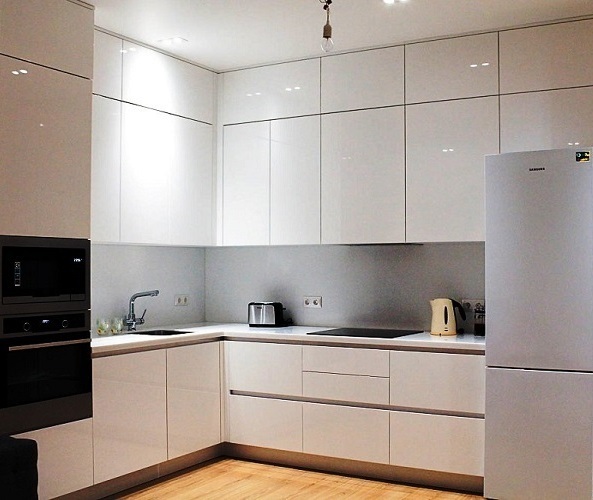 Кухня без ручек на заказ в Новосибирске. Мебельная фабрика "Мебель НСК"предлагает купить кухни без ручек в Новосибирске недорого.