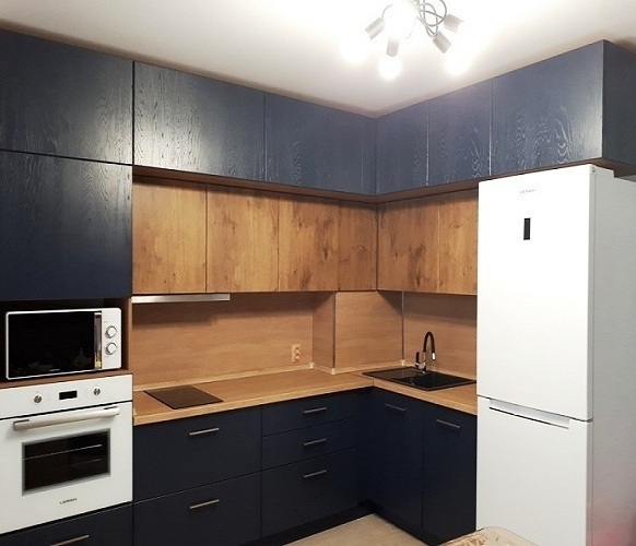 Современные кухни черного цвета в Новосибирске. Кухня черного цвета с деревом до потолка - настоящий тренд последних пары лет.