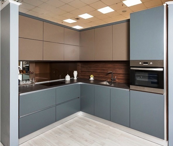 Красивые кухни в стиле модернизм в Новосибирске. Кухня в стиле модерн с гладкими фасадами, белыми фасадами, столешницей из кварцевого агломерата, техникой из нержавеющей стали.